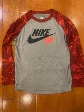 Nike skate boarding SB Grey Tee with Red Patterned Raglan Sleeves